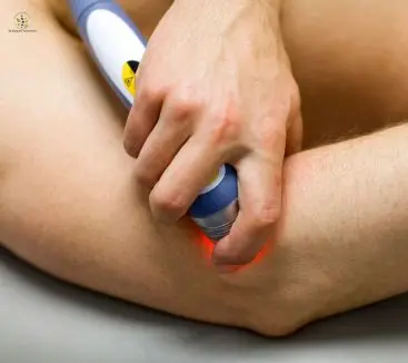 Class 4 Laser Therapy applied on the elbow for pain relief and faster healing at Advance Physiotherapy Clinic in Chhatrapati Sambhajinagar (Aurangabad).
