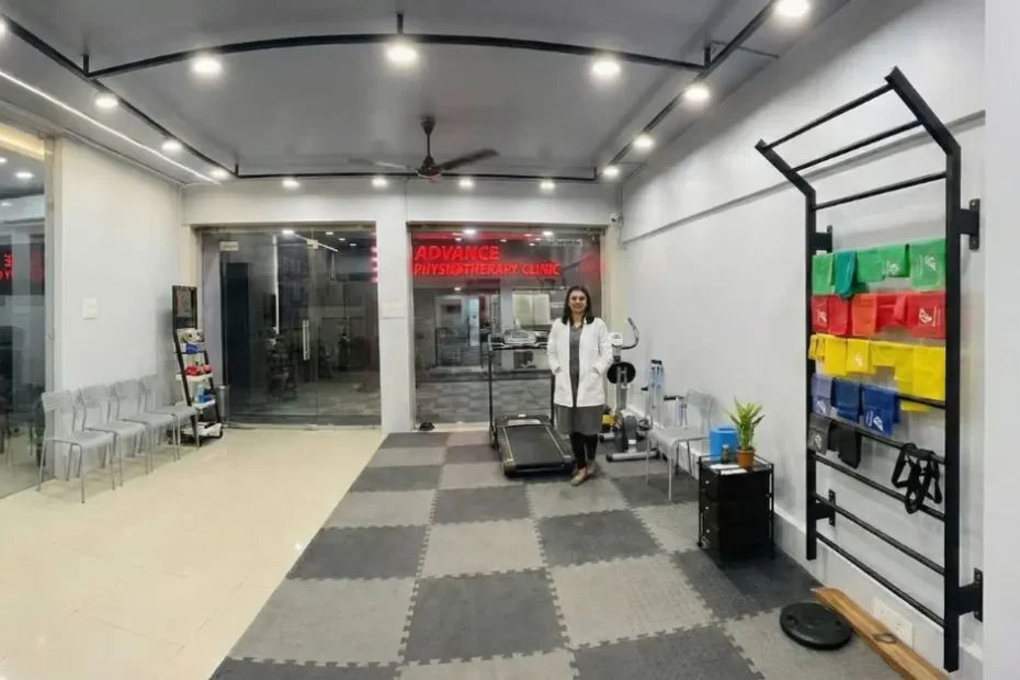 An expert physiotherapist consulting a patient in a Advance Physiotherapy clinic equipped with advanced medical technology in Chhatrapati Sambhajinagar.