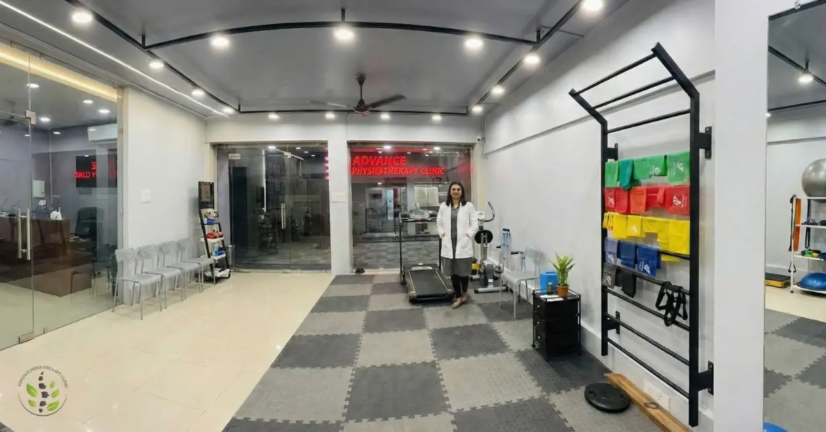 An expert physiotherapist consulting a patient in a Advance Physiotherapy clinic equipped with advanced medical technology in Chhatrapati Sambhajinagar.